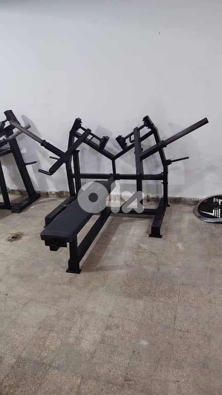 Flat hummer chest press like new 1