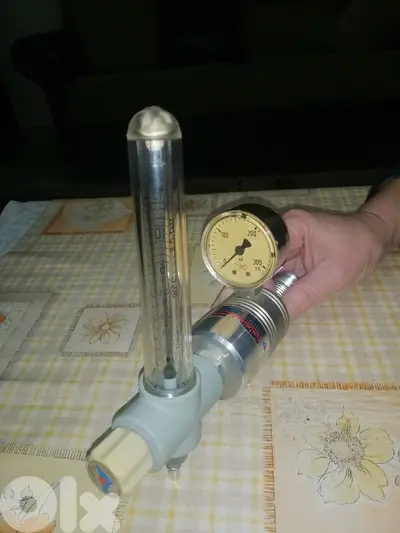منظّم ضغط أوكسيجين طبي (Oxygen Regulator).