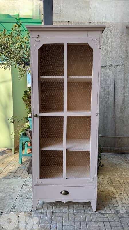 bookshelf, vitrine 1