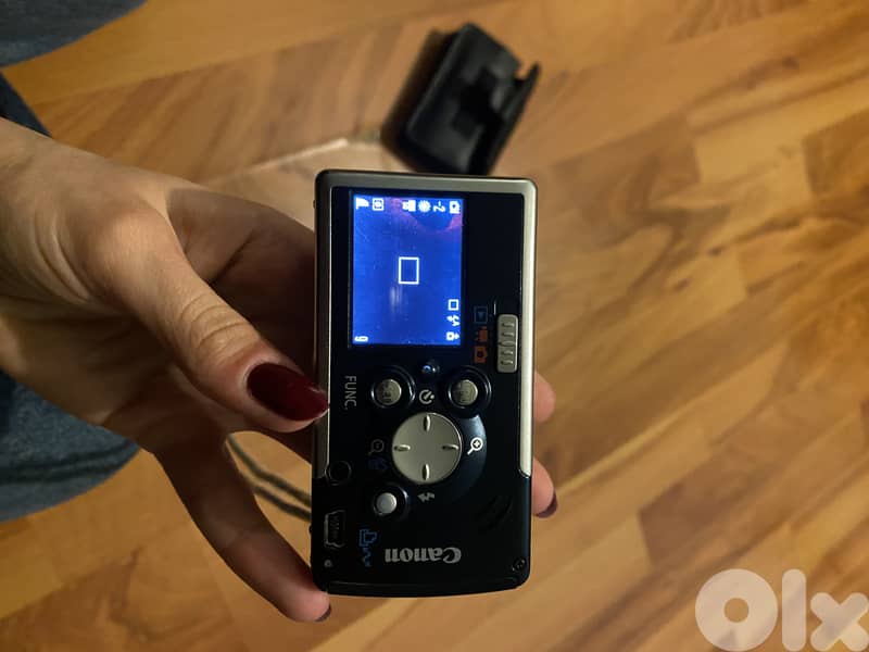 Vintage Canon Ixus digital camera + case + charger + memory 0
