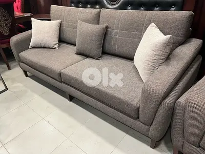 صالون مودرن مع طاولة مستعمل شبه جديدة