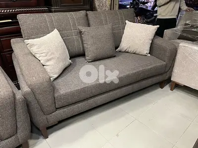 صالون مودرن مع طاولة شبه جديدة