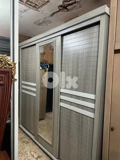 خزانة سحاب ثلاث درف كتير مرتبة ونظيفة