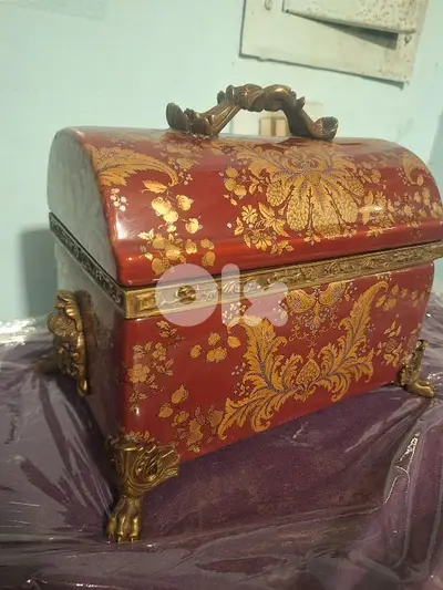 box of porcelain sévres hand made