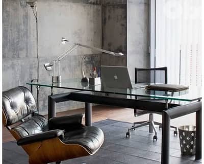 High ceiling showroom with office and 4 parking spots
