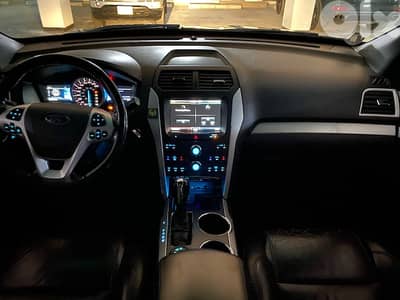 Ford Explorer 2012 XLT.