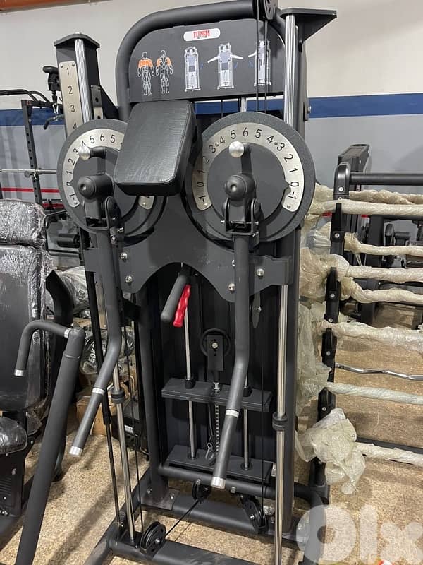 Standing lateral raise and chest clip machine new 1