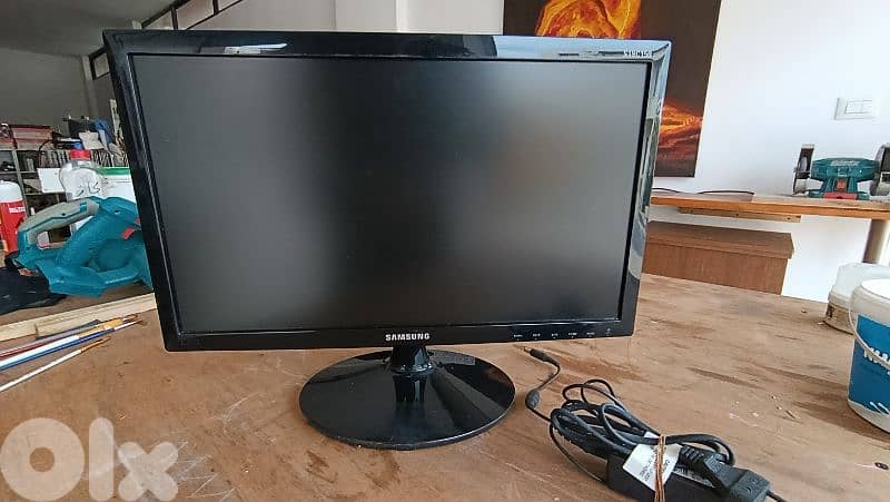 computer monitor Samsung 19-inch class monitor. 0