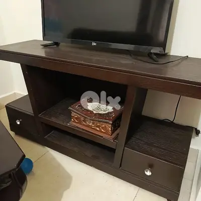 صالون بحالة جيدة ١٣٠ دولار وطاولة تلفاز ب ٣٠ د