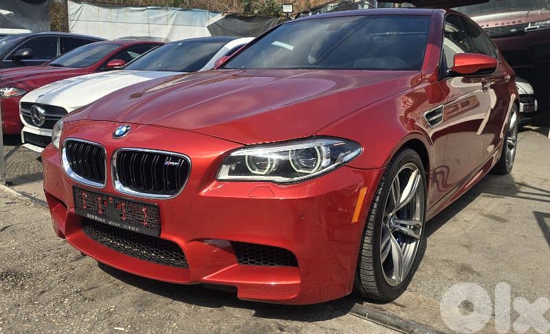 BMW M5 2014 full options  clean carfax 0