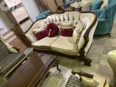 طقم كنبايات ملكي حفر خشب زان اربع قطع وطاولة شبه جديد