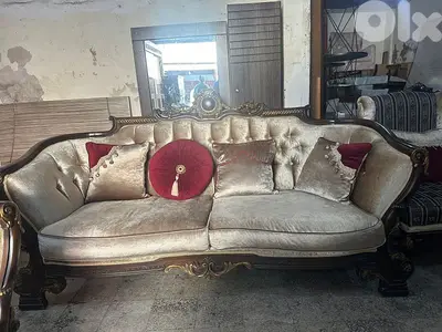 طقم كنبايات ملكي حفر خشب زان اربع قطع وطاولة شبه جديد