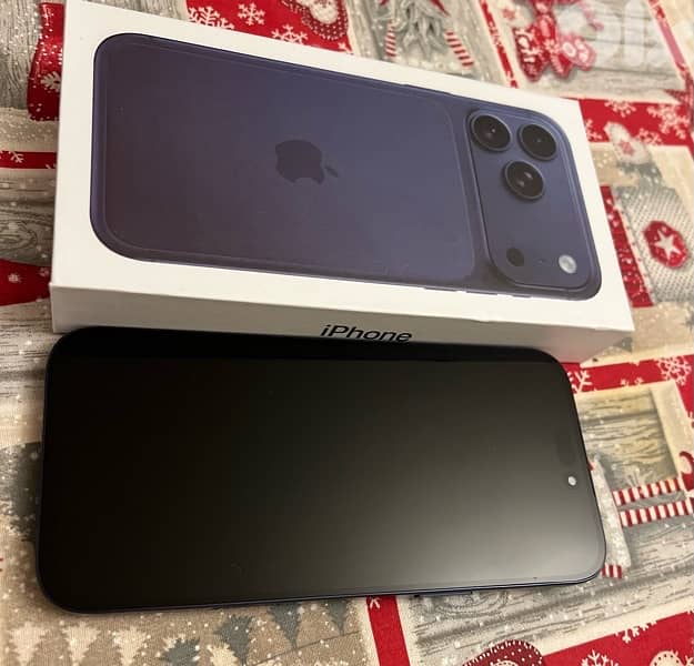 IPHONE 17 PRO MAX WITH NEW EARPHONES 3