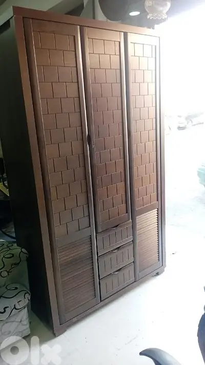 خزانة  شبه جديد