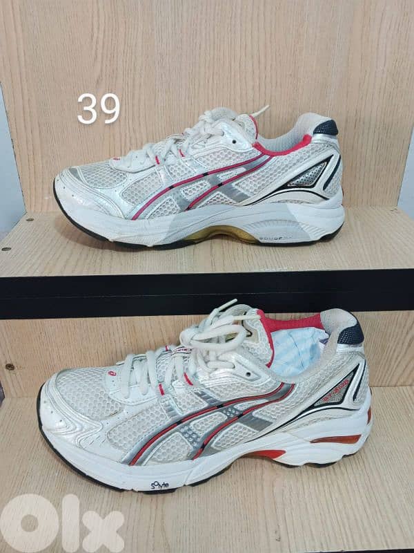 Asics shoes size 39 0