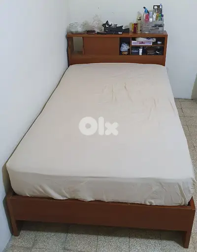تخت  مع  فرشة  مفرد و نص  طول ٢٢٠   عرض ١١٠ مع  جارور نضيف و عتيق قديم