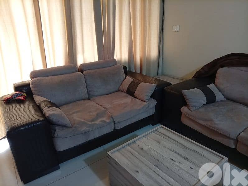 living room used as new frm city furniture صالون with 4 tables from vi 0