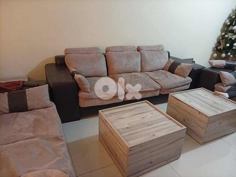 living room used as new frm city furniture صالون with 4 tables from vi 2
