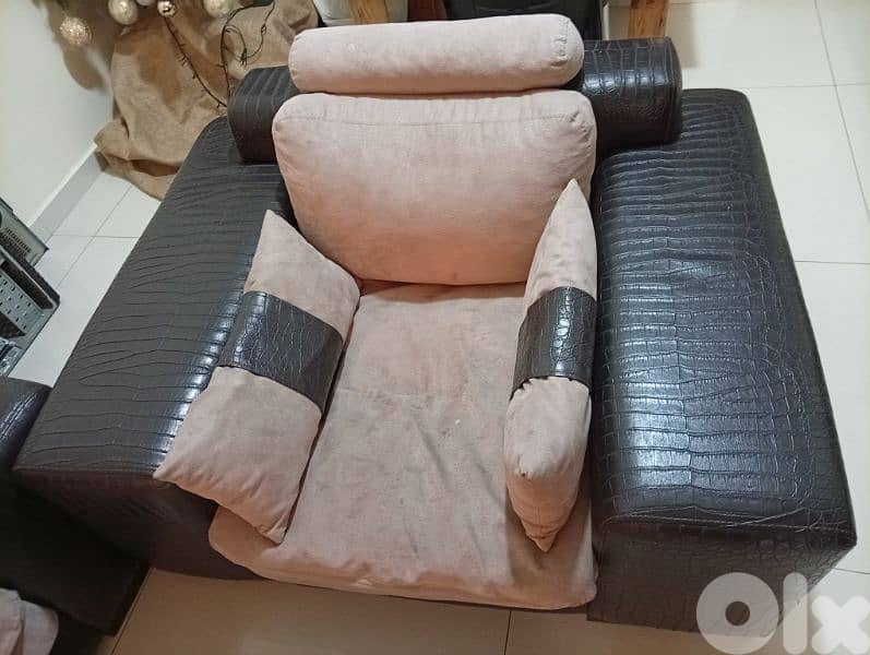 living room used as new frm city furniture صالون with 4 tables from vi 3