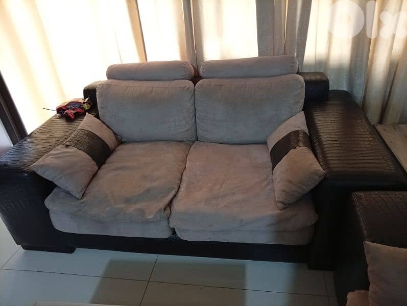 living room used as new frm city furniture صالون with 4 tables from vi 5