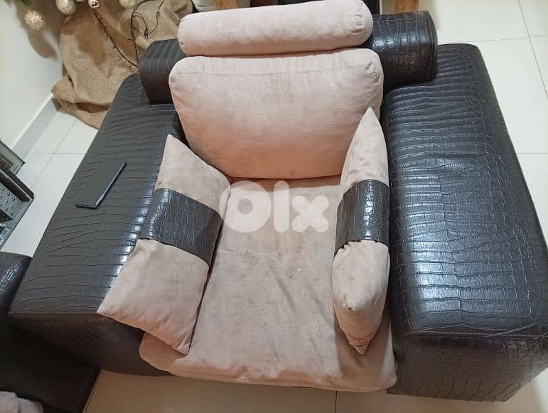 living room used as new frm city furniture صالون with 4 tables from vi 6