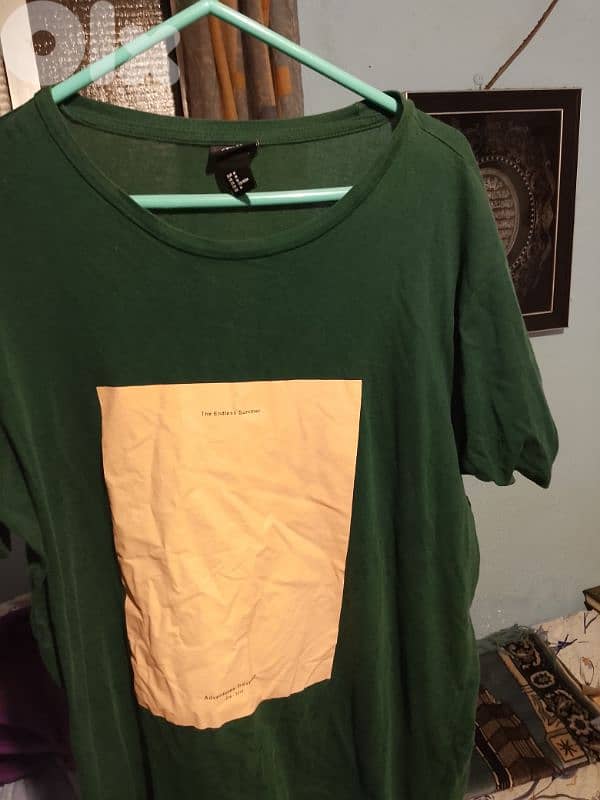 H&M green T-shirt. 0
