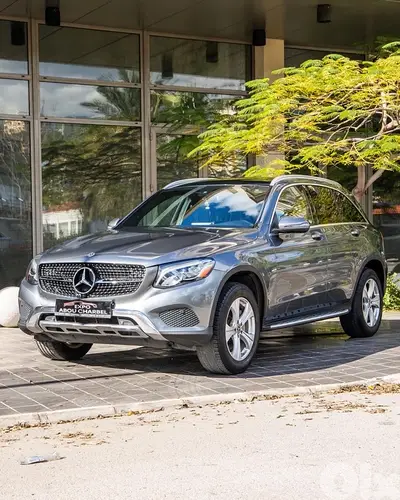 Mercedes-Benz GLC 300 SEDAN 2018 . CLEAN CARFAX