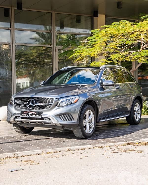 Mercedes-Benz GLC 300 SEDAN 2018 . CLEAN CARFAX 0
