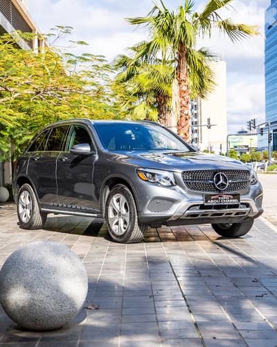 Mercedes-Benz GLC 300 SEDAN 2018 . CLEAN CARFAX