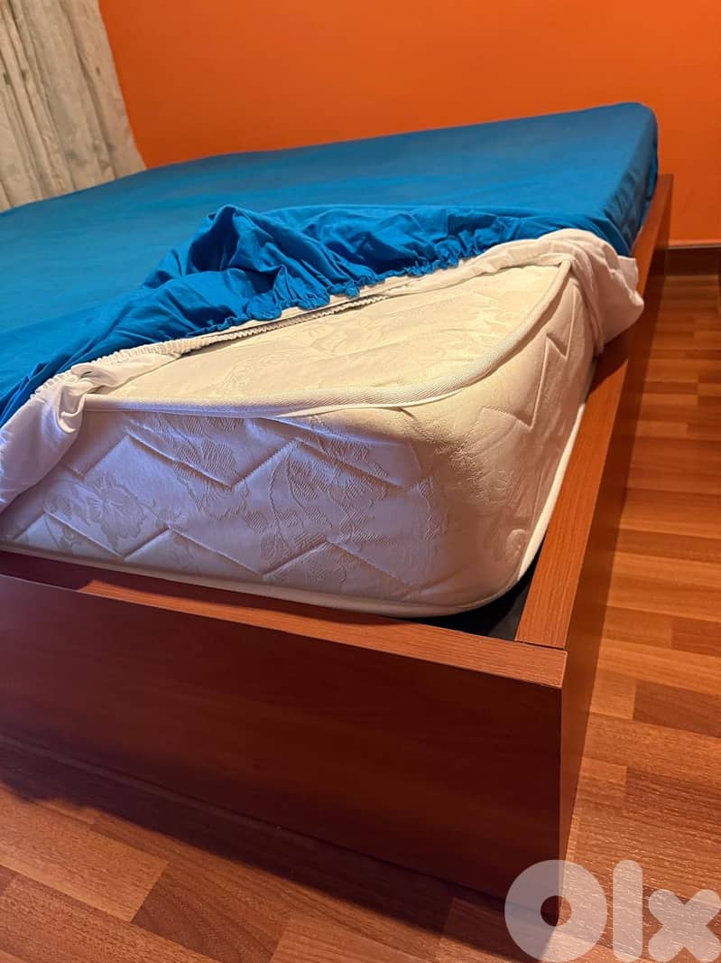 Bed + mattress like new 1