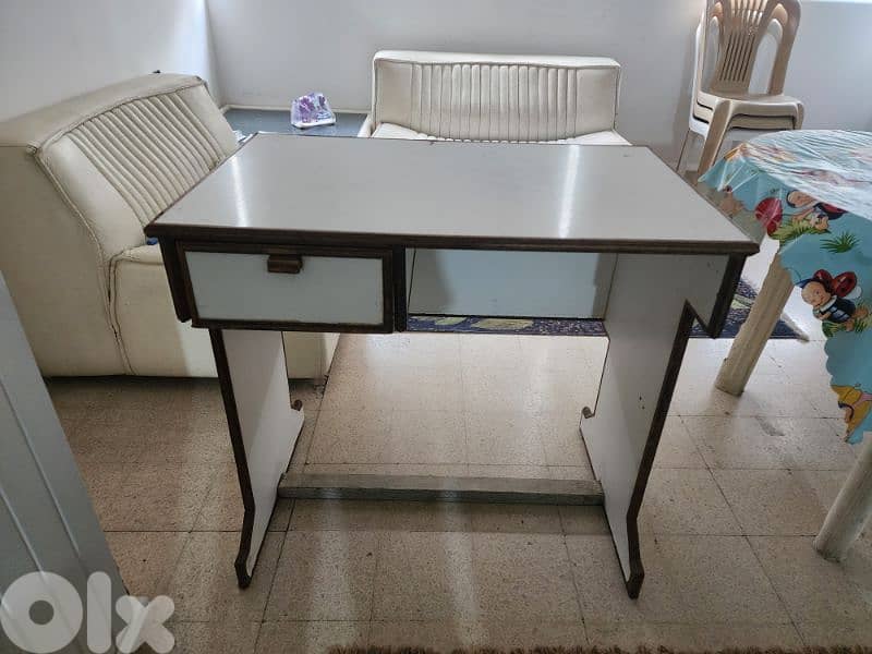 white desk 0