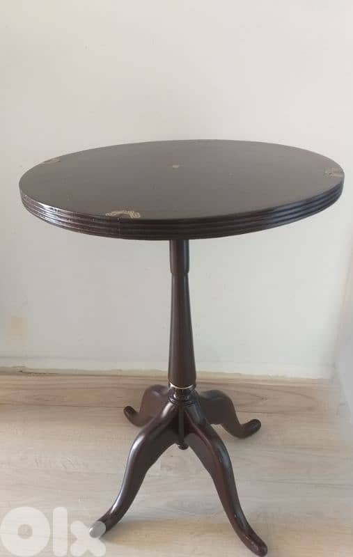 Excellent condition Side wood Table 0