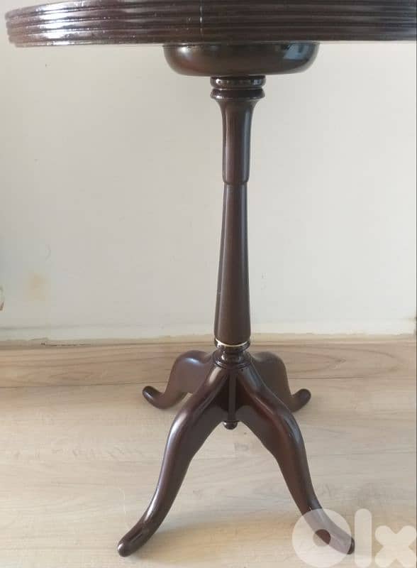 Excellent condition Side wood Table 2