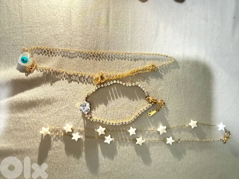 set of 3 jewelry pieces 2 necklaces 1 bracelet 0