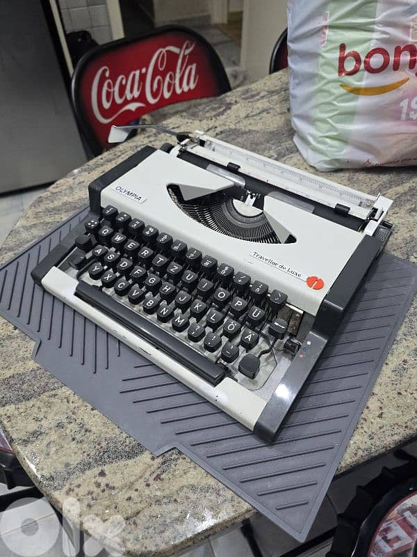 Olympia Traveller De Luxe typewriter dactylo  Fully functional 0