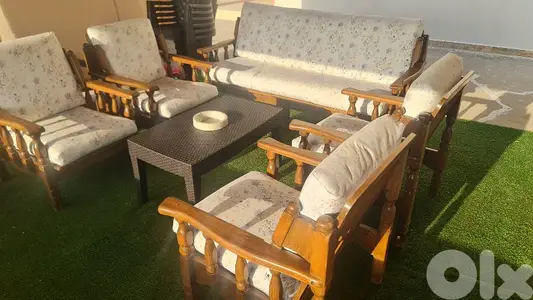 صالون مصنوع من خشب يوغوسلافي ٧ مقاعد