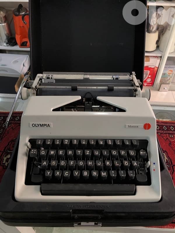 Typewriter Olympia Monica 0