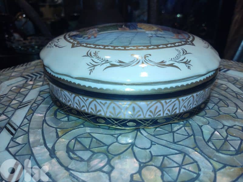 Vintage Limoges Porcelain Trinket Box – Fragonard-Style Courting Scene 1