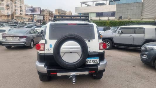 Toyota FJ Cruiser 2014 white