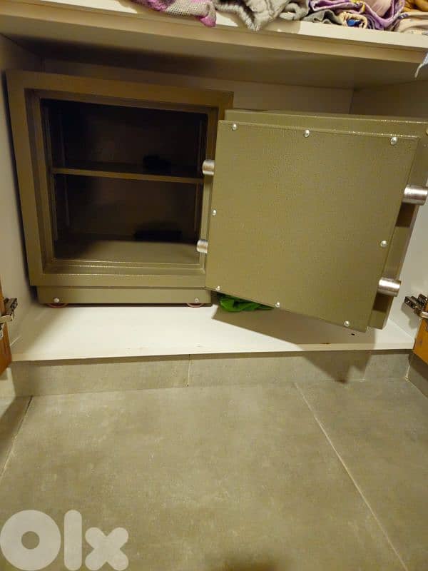 خزنة  Fire proof safe with keys 0