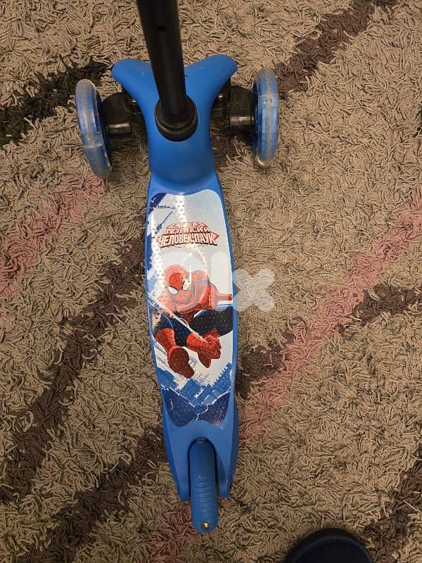 Spiderman scooter for boys with muliticolor lighted wheels - like new 0