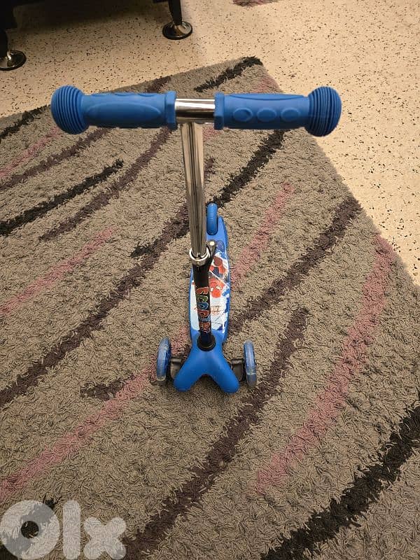 Spiderman scooter for boys with muliticolor lighted wheels - like new 1