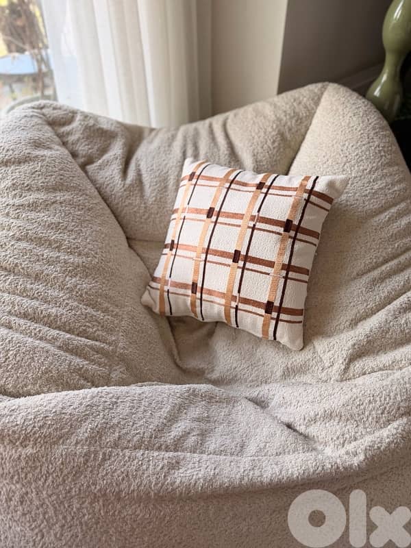 beige and brown cushion 0