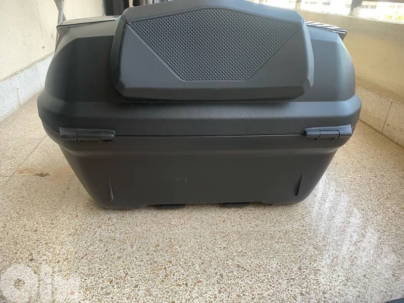 givi top box 47 L with back rest. sell or trade on Vespa Gts box black 0