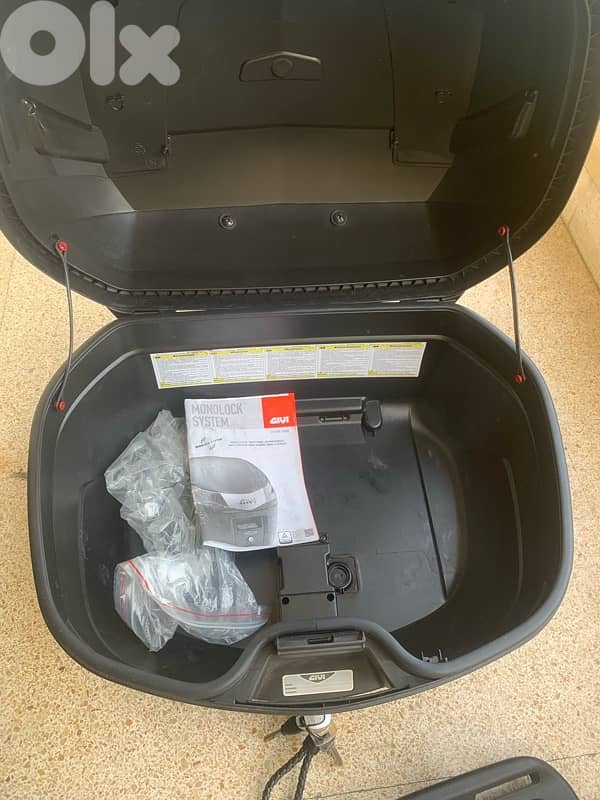 givi top box 47 L with back rest. sell or trade on Vespa Gts box black 3