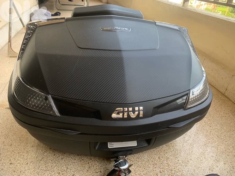 givi top box 47 L with back rest. sell or trade on Vespa Gts box black 1