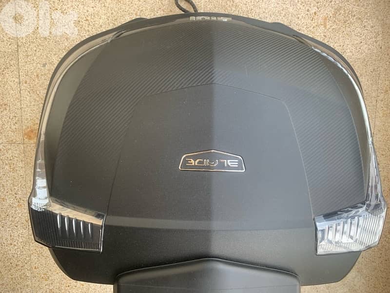 givi top box 47 L with back rest. sell or trade on Vespa Gts box black 2