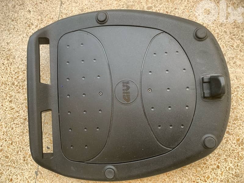 givi top box 47 L with back rest. sell or trade on Vespa Gts box black 4