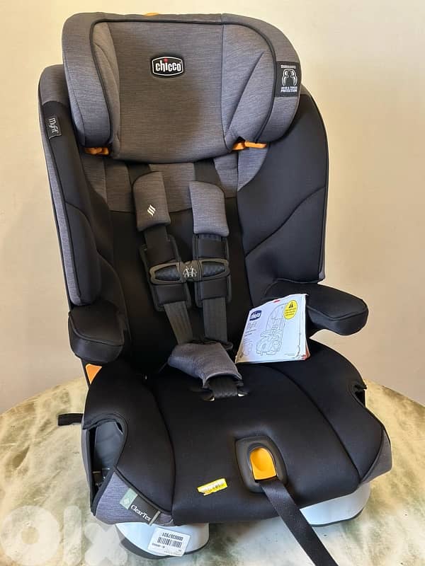 Chicco MYFIT brand new never used  From 18 months till 8 years:135& 1