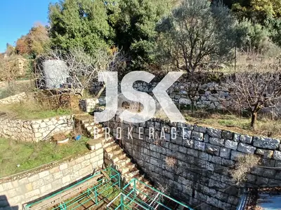 L20282 - A 3,815 Land With Lebanese House For Sale in Khenchara